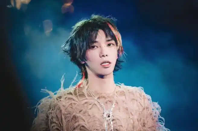 当然,这里面也有一个例外,那就是歌手华晨宇,从2013年参加《快乐男声