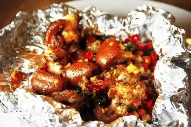 叫花猪蹄打开锡纸,猪蹄的香味顿时扑鼻而来,猪蹄美味弹牙,嚼劲十足