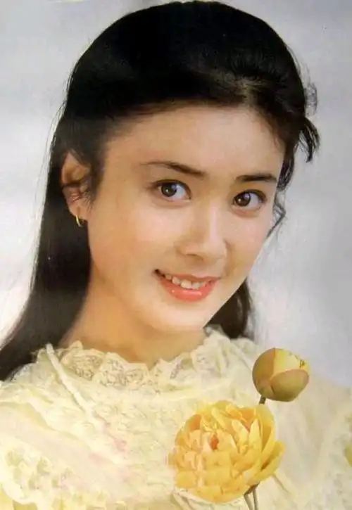 傅艺伟,从雾中走出的影坛传奇