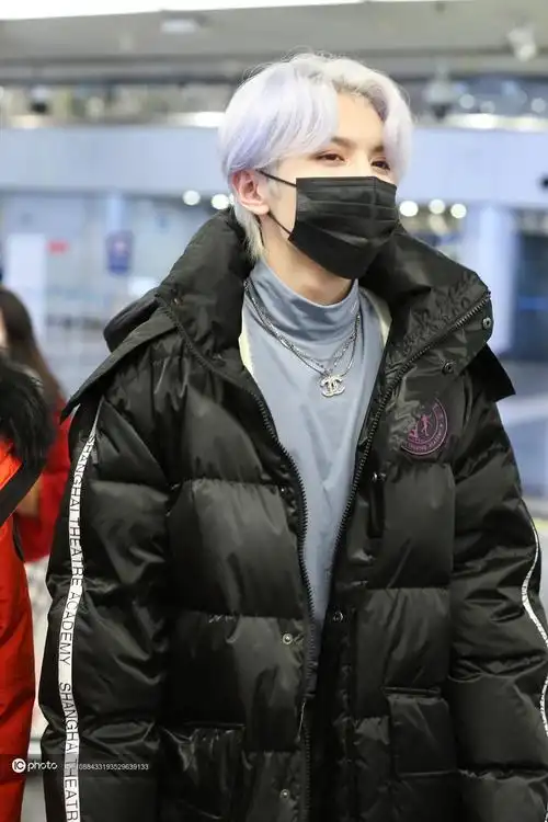 银发小王子灵超染银色头发宛如漫画中走出