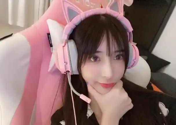 而letme和女朋友墨子也是郎才女貌,墨子的颜值真的超高,letme还在rng