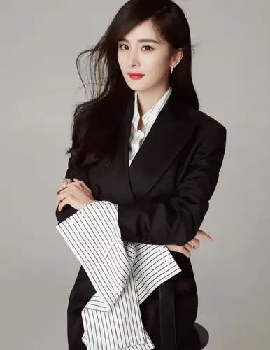 基础款的西装外套,搭配宽大的条纹衬衫,倒也别有一番韵味.