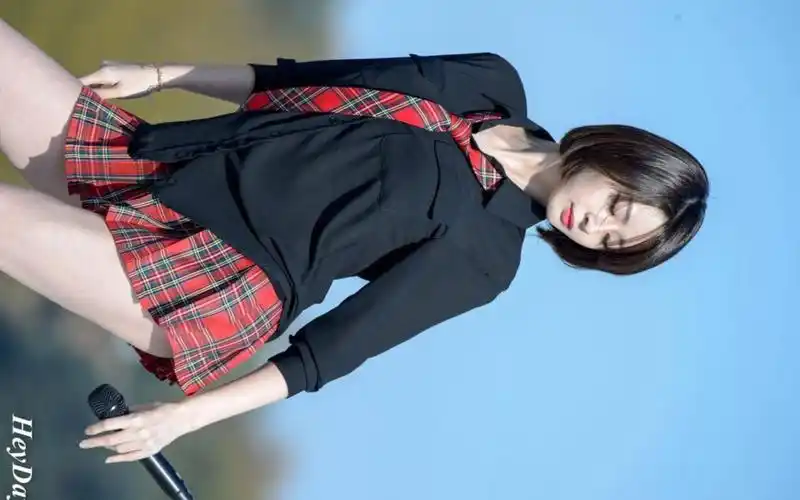 4k(up有猫~权娜拉～照片墙),满屏尽戴黄金甲,不对,是满屏都是大长腿.