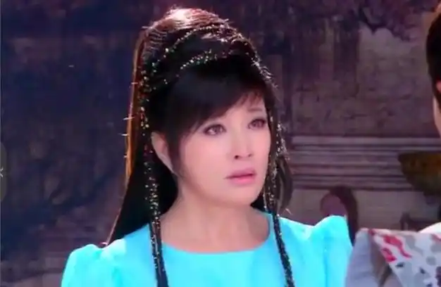 把73岁的刘晓庆和69岁的潘虹放在一起,才知道,自然老去有多优雅