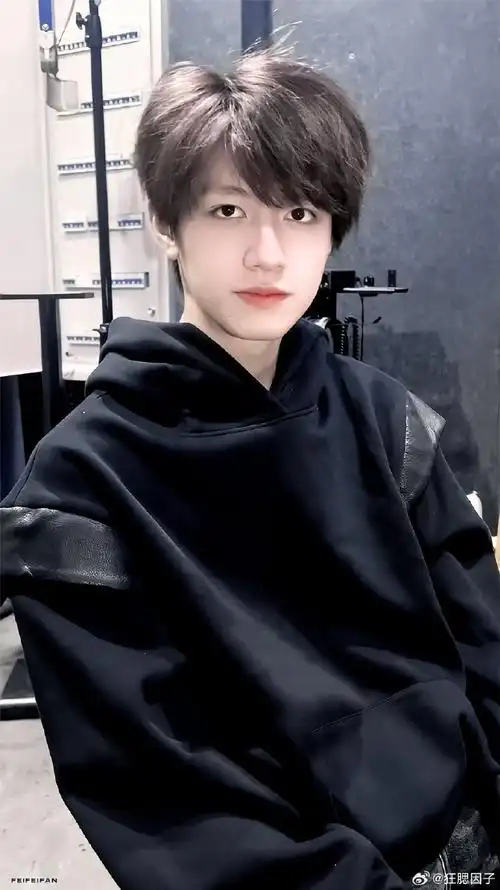 朱志鑫[超话]##朱志鑫手指受伤#时代峰峻给朱志鑫抓取这样的rs词眼