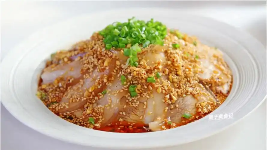 经典川菜蒜泥白肉二刀肉肥而不腻搭配秘制酱汁色香味俱全