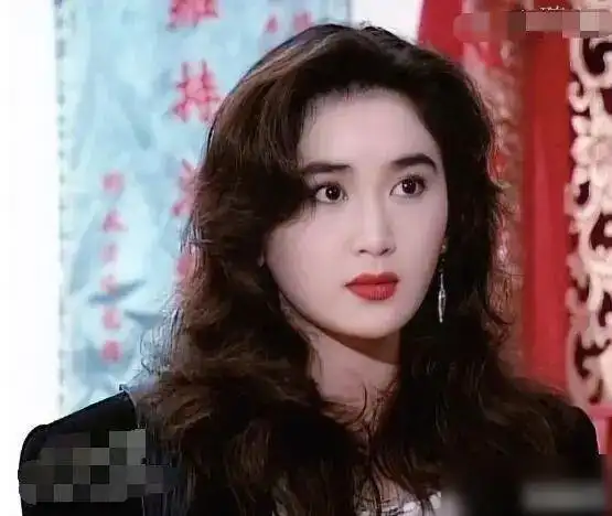 30年前的温碧霞风华绝代,一头波浪卷性感妩媚,精致五官更迷人|卷发