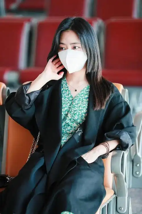 谭松韵碎花裙配风衣30岁似花季少女梳公主切发型更美了