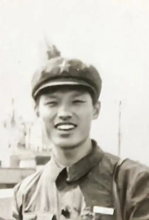 我入伍的第一张照片应该是一寸的证件照,但我已经没有了,留校的老同学