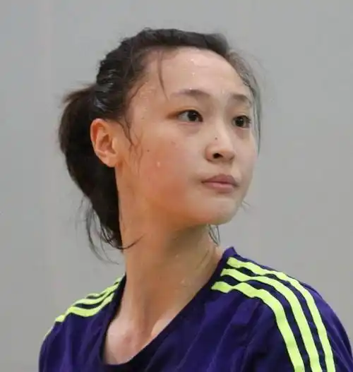 92米女排冠军嫁给1.86米北大博士,如今怎样了?_惠若琪_训练_比赛