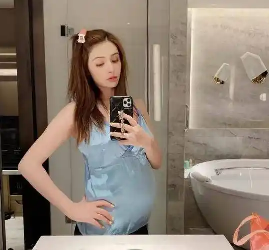 麦迪娜怀孕8个月了,肚子太大支撑不住,腿又细又白又美_丈夫_运动_女