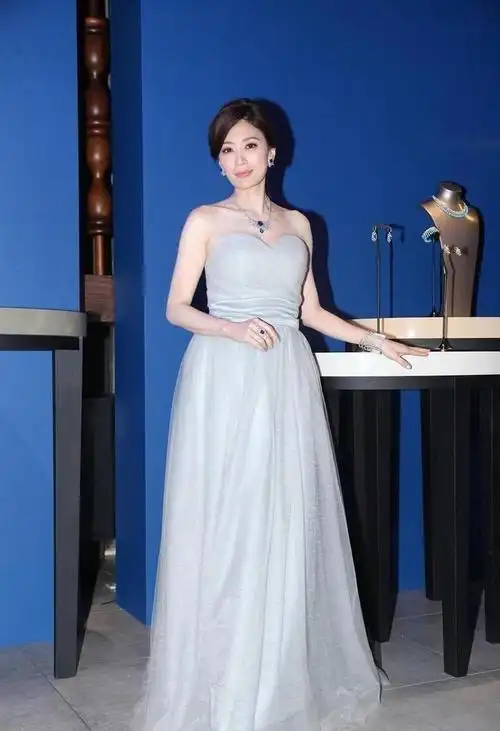 贾静雯身材太好了,穿露肩连衣裙秀窈窕曲线,真有"妈妈样"