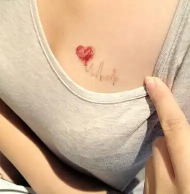 女生胸部简单的心电图纹身
