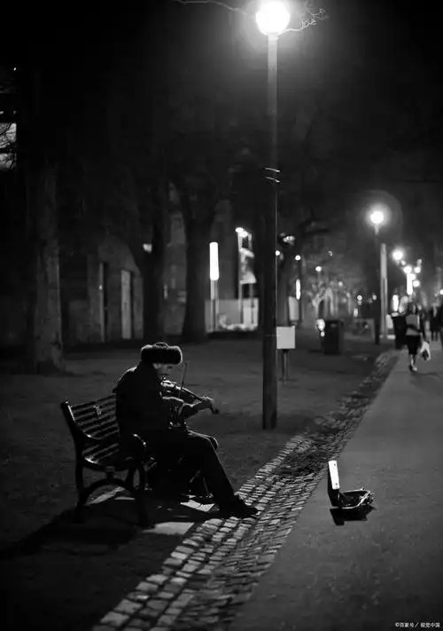 他们常常独自漫步,看着灯火阑珊的夜景,享受着这份独特的孤独