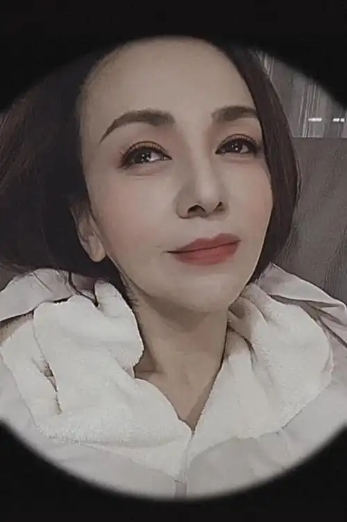 50岁"雪姨"王琳晒近照,眼角下垂皱纹明显,脸颊消瘦显老态