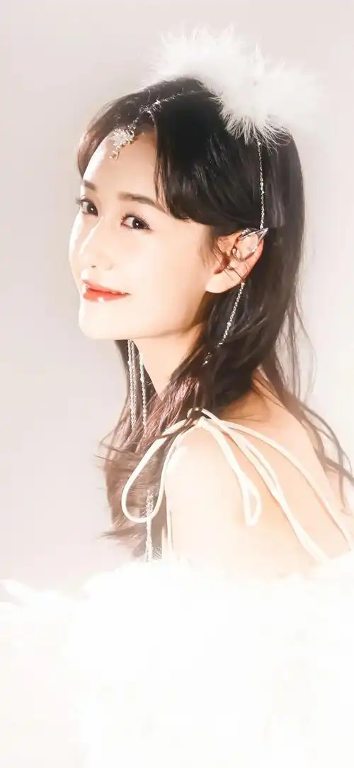 美女系列壁纸第59期,我们带来了备受瞩目的新生代演员蒋依依.