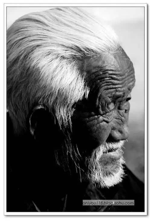 在延安街上转悠,一个白发苍苍的老人吸引了我