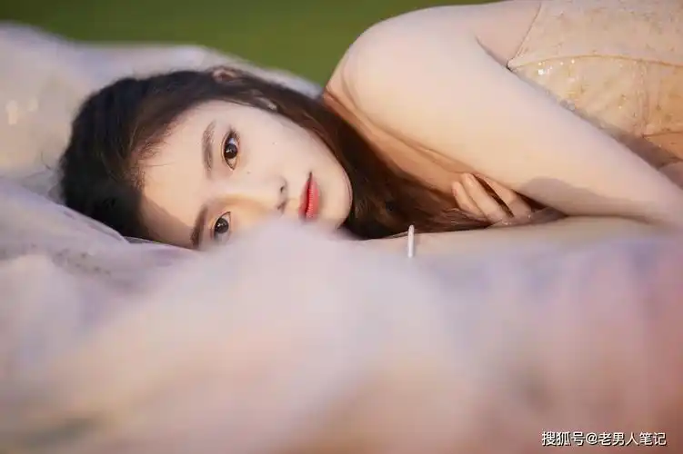 原创00后新任谋女郎刘浩存制服写真今日份学院风小兰