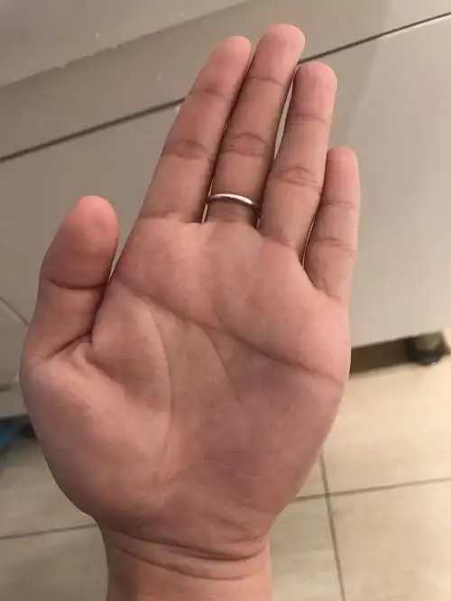 讲的这句俗话"男人断掌值千金,女人断掌值一文",涉及的是手相中的掌纹