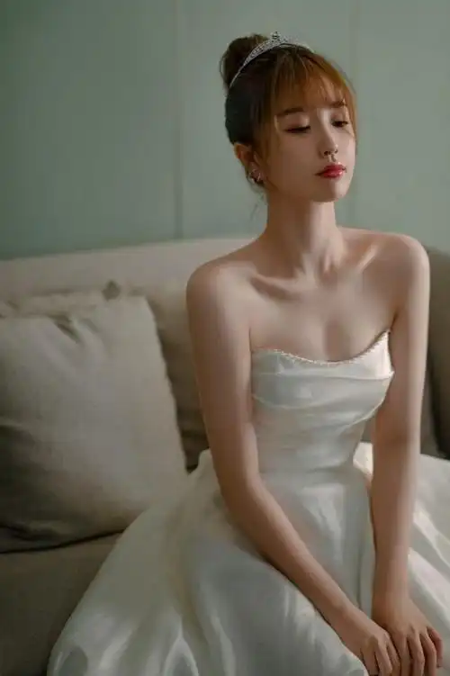 虞书欣穿珍珠镶边抹胸白裙超惊艳搭配水晶冠迪士尼公主没错了