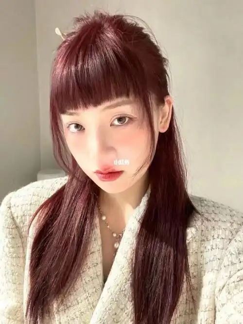 发色树莓棕红色 厂厂厂如果说不用漂发又想显白那就首推树梅红棕色了