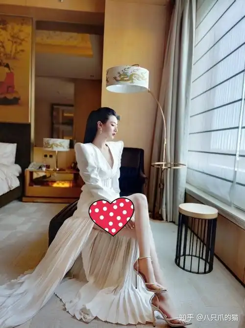 薇娅作为直播一姐用一袭垫肩裙告诉我们在时尚界她也是女王