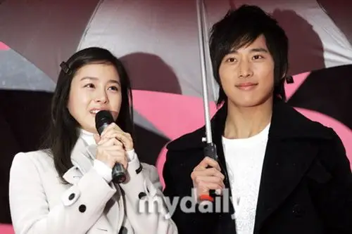 图文金泰熙李莞携手做慈善金泰熙与李莞