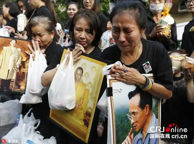 泰国民众纪念已故国王普密蓬逝世一周年(高清组图)