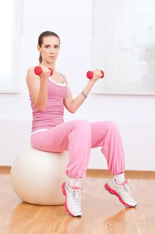 女人在做哑铃练习在体育健身房