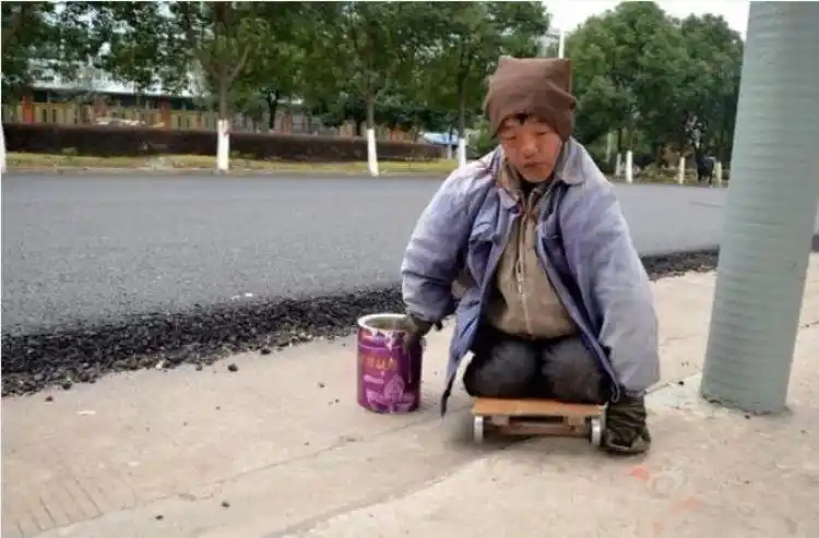 你还在可怜这些乞讨的人吗?看完就后悔了
