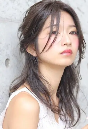 女生扎甜美可爱辫子发型 韩版风格的公主头扎发