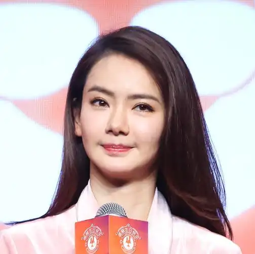 戚薇发质十分蓬松,偏分造型港风十足