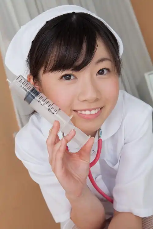 婀娜勾人的白色护士服美女私房制服诱惑纯情妩媚丰满身材惹火动人写真