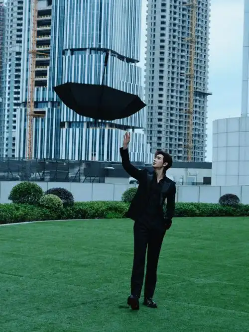 这位内娱正统周正的大帅哥,侧颜精致如画,那流畅的侧脸线条以及清晰无