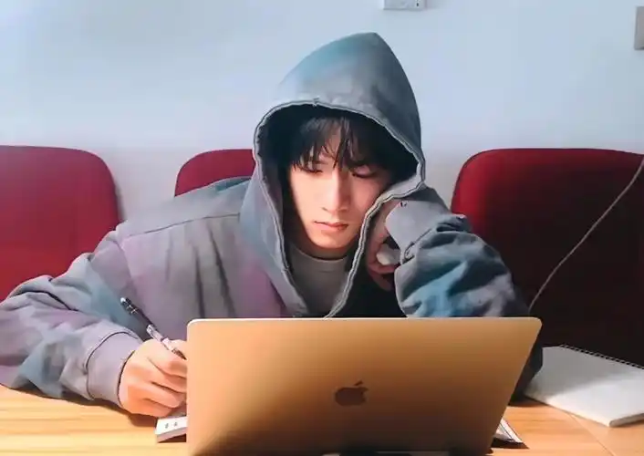 刘耀文怎么有人上网课都这么帅