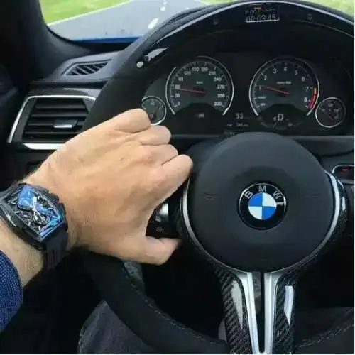 富二代在朋友圈晒豪车仪表盘,网友都把注意力放在表那!