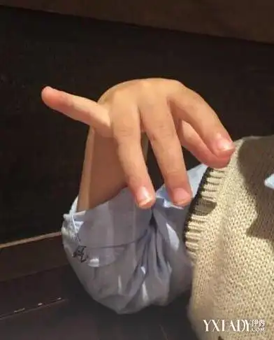 邓超晒儿子翘兰花指照网友等等该剪指甲了