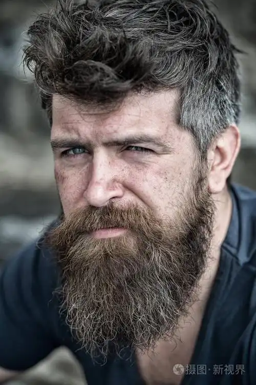 胡子和胡子的男人关门脸上长胡子的男人看起来很悲伤很苦恼有问题有