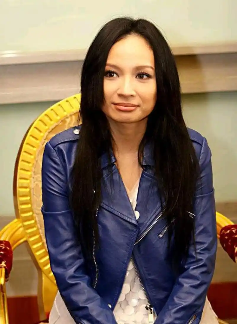 37岁过气飞儿乐队前主唱詹雯婷婚礼献唱,身材走样不敢认