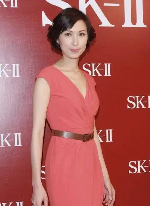 原创郭蔼明美得不惊艳但穿红色连衣裙很优雅刘青云娶到她真有福气