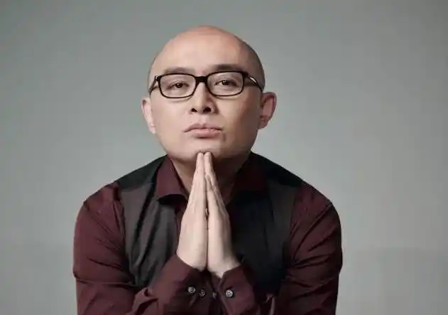 人,他主持的《非诚勿扰》受到了众多观众的喜爱,孟非光头叫上黑框眼镜