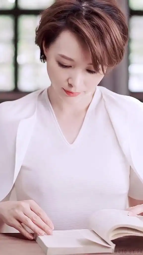 美女主持董卿的写真照片