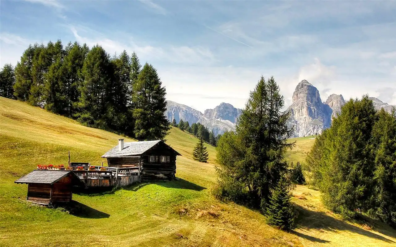 朴素的林间小屋高清桌面壁纸