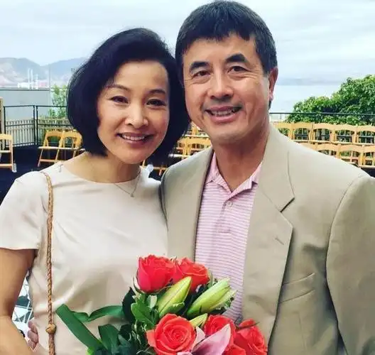 59岁陈冲依旧优雅,与现任丈夫相爱30年,两个女儿都是高颜值