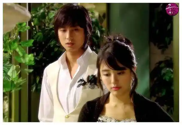 朱智勋,一个韩流演员,曾经因为一部《宫》而一举成名,和尹恩惠搭档的