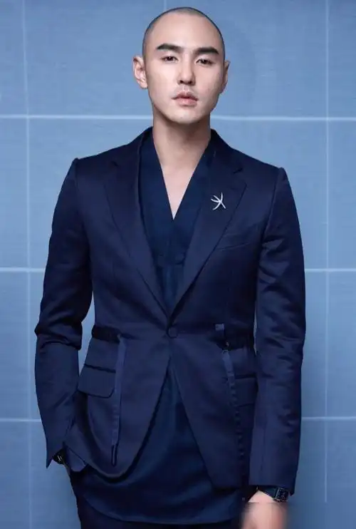 阮经天穿西装魅力无限,笑的幽默,还有一点坏,让人不得不爱_网易订阅