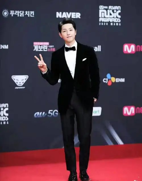 35岁宋仲基换发型显成熟,穿小v领秀好身材,积极为新剧宣传