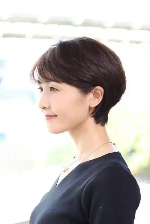 女人过了50岁,想换发型试试这几种,就算头发花白也很美_女性_短发