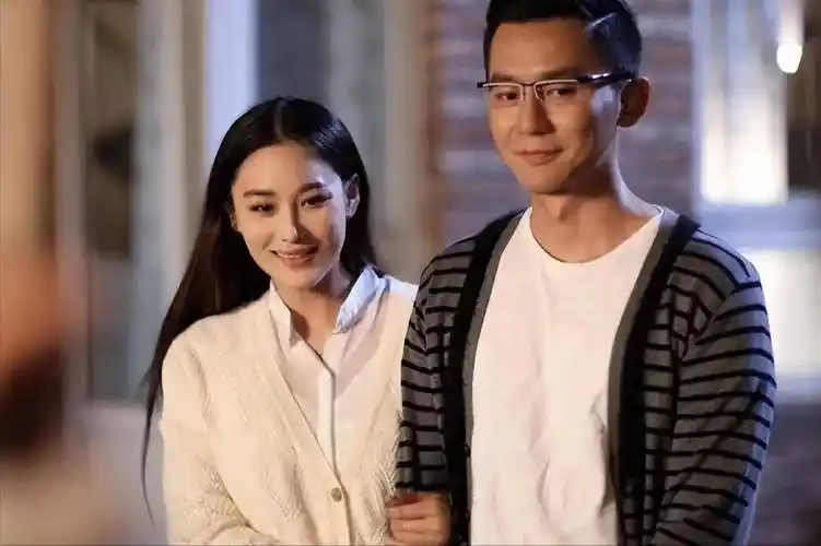 原创张馨予夫妇恩爱游玩丽江何捷蹲地为老婆拍照女儿留家上幼儿园