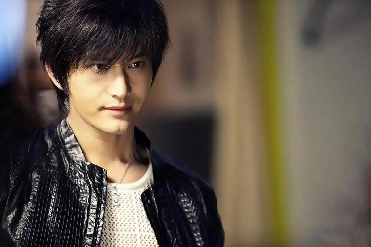 年轻时的黄晓明,发量惊人,帅得一塌糊涂.